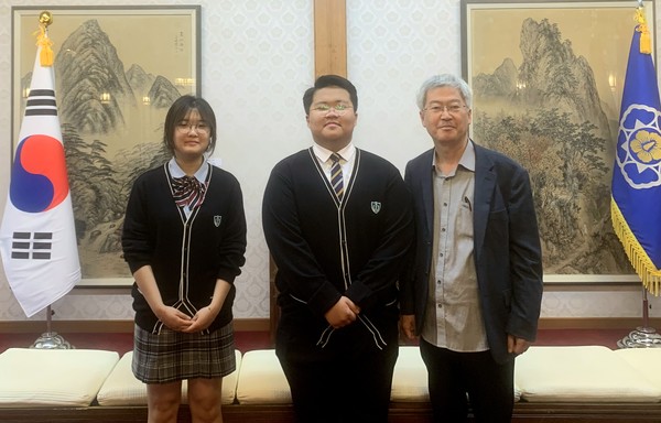 총리 공관에서(고2 이지현, 고3 김한율, 김홍수 교사)
